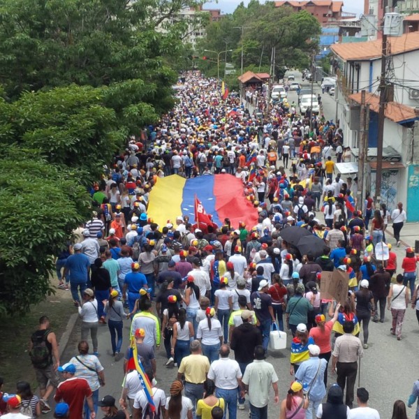 El movimiento estudiantil merideño realizó la “Caminata de las cruces” pidiendo cese la represión y se controlen los grupos paramilitares/ Foto: Corresponsalía Mérida