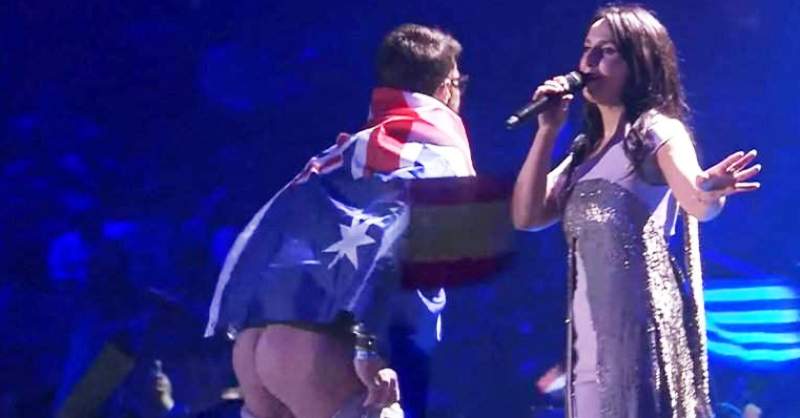 Hombre muestra el traseroe en Eurovisión