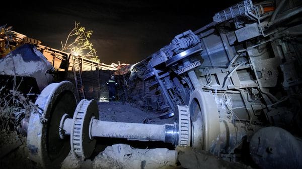 Al menos cuatro muertos tras descarrilamiento de tren en Grecia