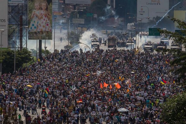 Marcha de oposición reprimida en la autopista Francisco Fajardo