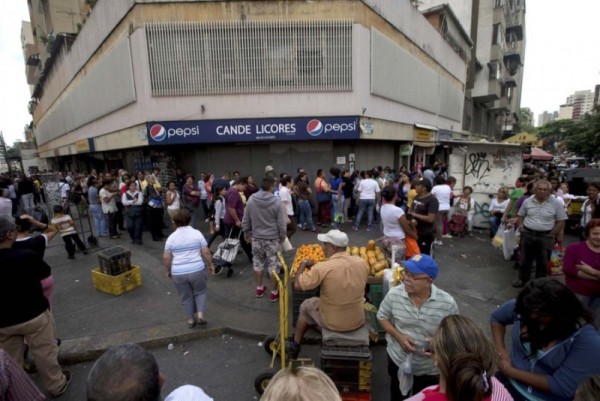 Colas por el desabastecimiento en Caracas/Foto AP