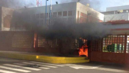 Incendiaron entradas de la URBE en Maracaibo | Analitica.com - Analítica.com
