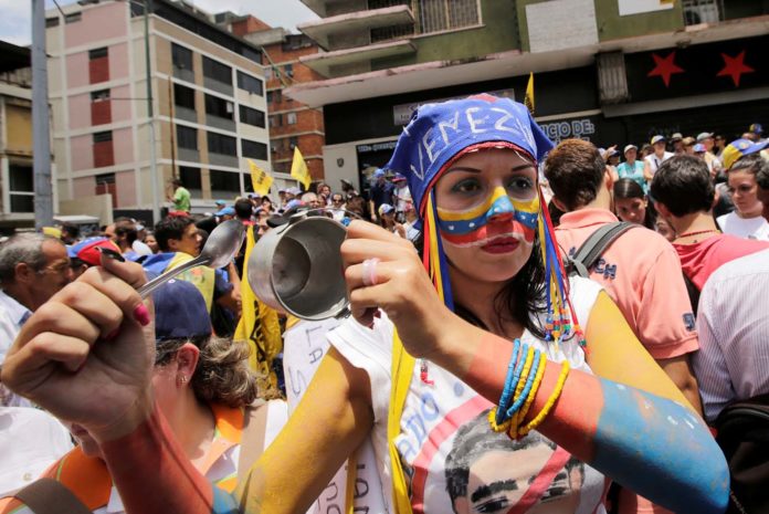 La crisis venezolana perjudica más a las mujeres, según jurista de la OEA