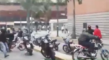 La mañana de este miércoles 10 de mayo, motorizados armados robaron a un equipo del medio Caraota Digital mientras cubría la concentración opositora en La Candelaria.