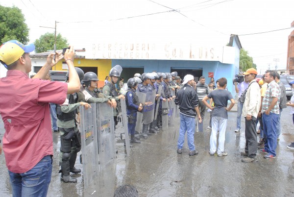 Impedimentos a la prensa para entrar al CNE en Guanare / Octavio Fernández