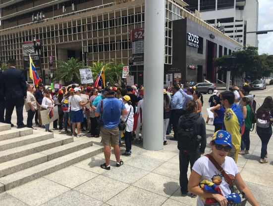 Exilio venezolano protesta en Miami contra Goldman Sachs por "darle oxígeno" a Maduro/ Foto: @JoseColinaP