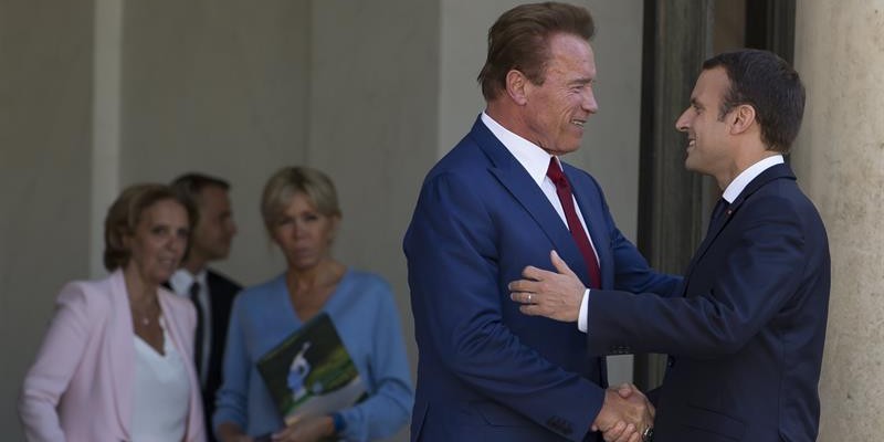 Arnold Schwarzenegger y Emmanuel Macron