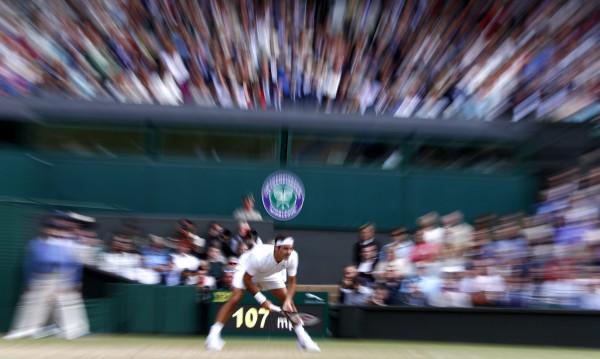 FED78 WIMBLEDON (REINO UNIDO), 14/07/2017.- El tenista suizo Roger Federer se prepara para devolver la bola al checo Tomas Berdych durante su partido de semifinales del campeonato de Wimbledon, en el All England Lawn Tennis Club, en Londres, Reino Unido, hoy, 14 de julio de 2017. EFE/Nic Bothma SOLO USO EDITORIAL/ PROHIBIDO SU USO COMERCIAL