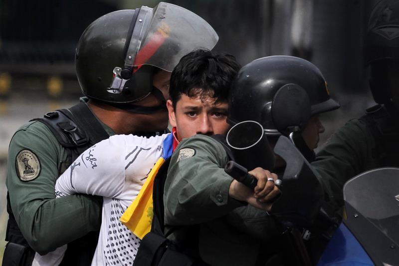 40 personas son detenidas cada día por las protestas en Venezuela