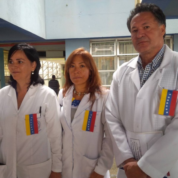 Los médicos especialistas del hospital de Mérida usan el gorro quirúrgico tricolor y además llevan la bandera nacional en sus batas