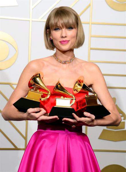  Fotografía de archivo del 15 de febrero de 2017 de la cantante estadounidense Taylor Swift posando con tres premios Grammy en el Staples Center en Los Ángeles Foto: EFE