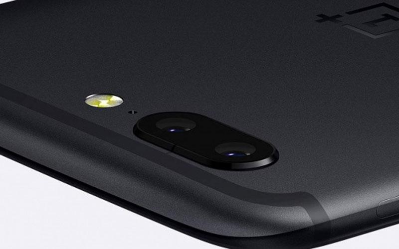 el OnePlus 5 se ha lanzado únicamente en dos colores. Y son dos versiones muy parecidas, de color negro, con diferente acabado