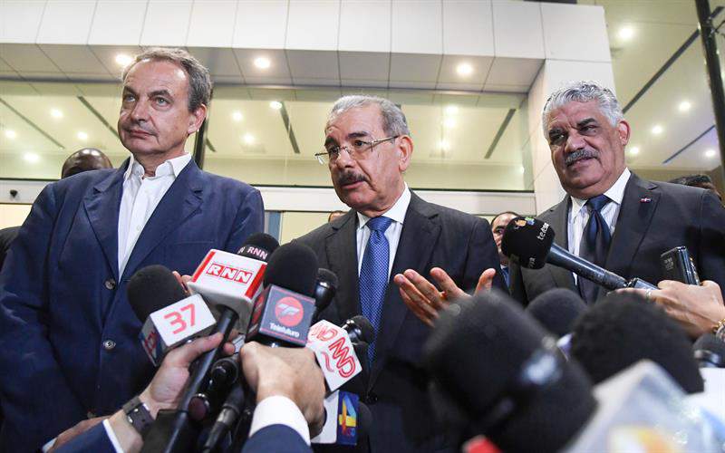 Presidente dominicano, Danilo Medina (c), quien habla con la prensa acompañado de su canciller, Miguel Vargas (d) y del expresidente del Gobierno español José Luis Rodríguez Zapatero (i)