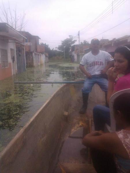En bote salen de sus casas habitantes de Aguacatal 