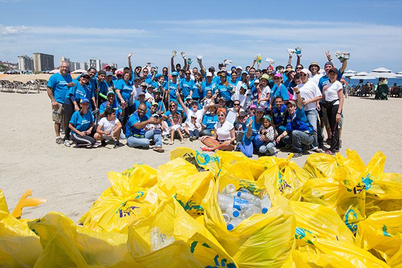 Voluntarios Bancaribe se unen al Día Mundial de las Playas 2017