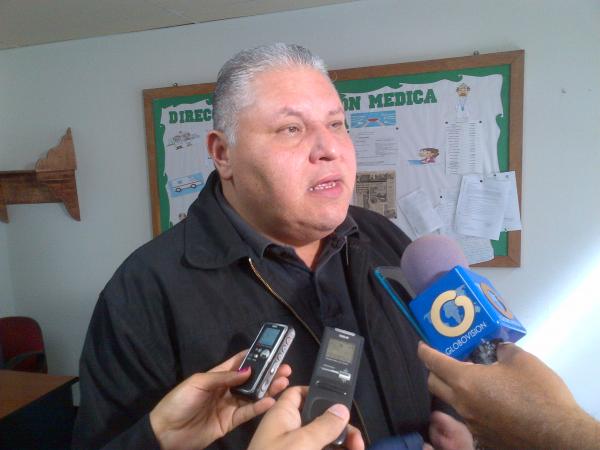 José Ángel Ferrer, director del hospital de Mérida, manifestó que los insumos seguirán llegando al centro asistencial / Foto: Nora Sánchez