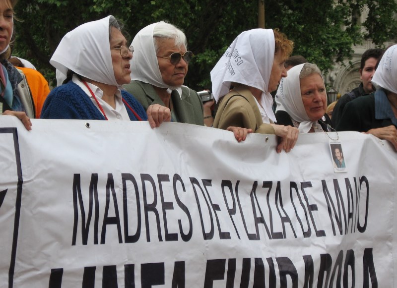 La asociación Madres de Plaza de Mayo Línea Fundadora denunció la "represión" que hubo este viernes por parte de la policía al finalizar la marcha para reclamar por la desaparición de Santiago Maldonado/ Foto: Referencial