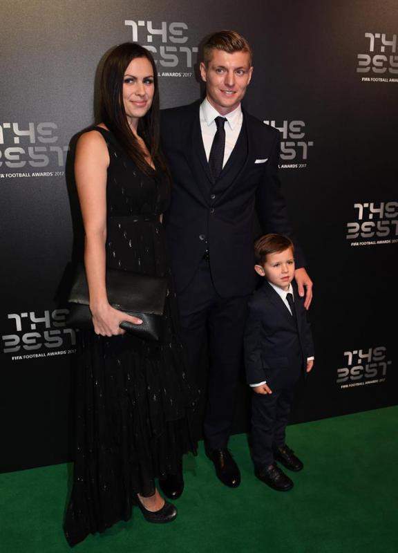 El centrocampista alemán del Real Madrid Toni Kroos posa con su pareja Jessica Farber y su hijo Leon Kroos / EFE