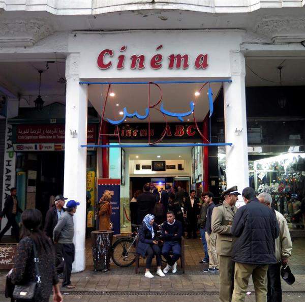 Una añeja sala de cine de la ciudad marroquí de Casablanca acogió anoche el reencuentro de la ciudad marroquí con su embajadora más famosa: la película 'Casablanca', que cumple 75 años la próxima semana con su vigencia y encanto intactos. EFE/Juan Vargas