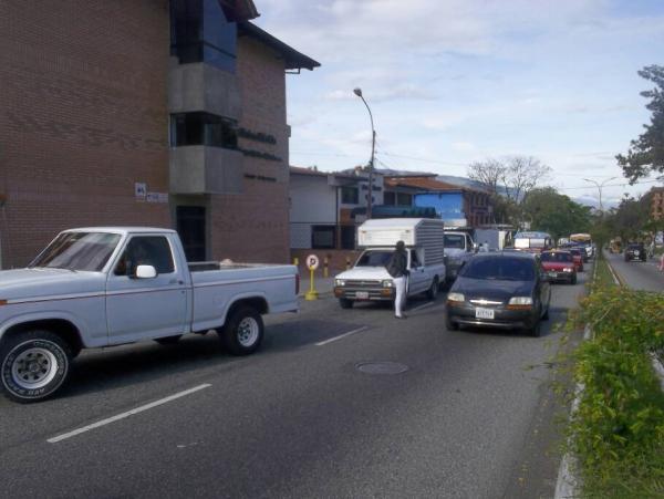 Por dos y tres horas aguardan los merideños en una cola para surtir combustible en Mérida 