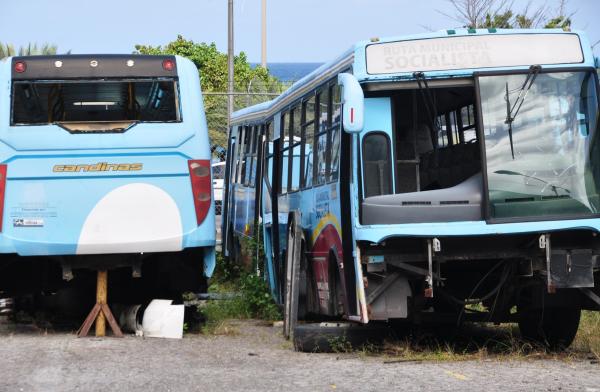 En Vargas cada día son más los autobuses que reposan en el estacionamiento 