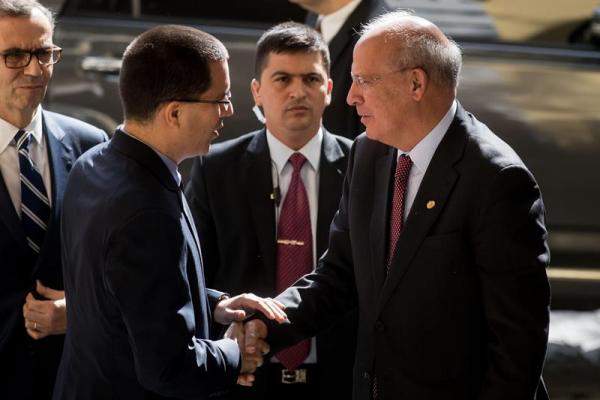 El ministro de Exteriores de Portugal, Augusto Santos Silva (d), saluda al canciller de Venezuela, Jorge Arreaza (2-i), durante su encuentro este lunes 8 de enero del 2018, en Caracas/ Foto: EFE