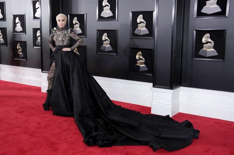 Lady Gaga estuvo en la alfombra roja del Grammy