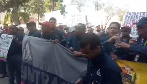 Empleados de cementera Vencemos protestan exigiendo sus reivindicaciones salariales