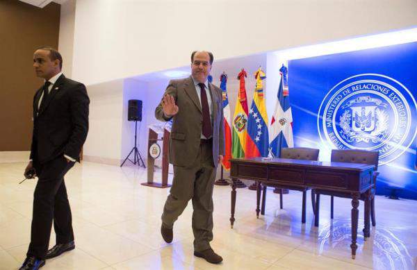 El portavoz opositor, Julio Borges (d) saluda en el marco de una reunión con representantes del Gobierno y de la oposición venezolana, junto a representantes internacionales