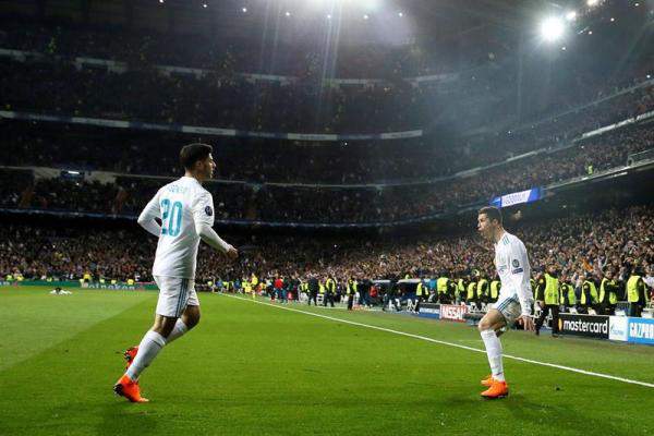 El delantero portugués del Real Madrid, Cristiano Ronaldo, celebra el segundo gol del equipo madridista durante el encuentro correspondiente a la ida de los octavos de final de la Liga de Campeones que han disputado esta noche frente al PSG en el estadio Santiago Bernabéu, en Madrid. EFE / Juanjo Martín.