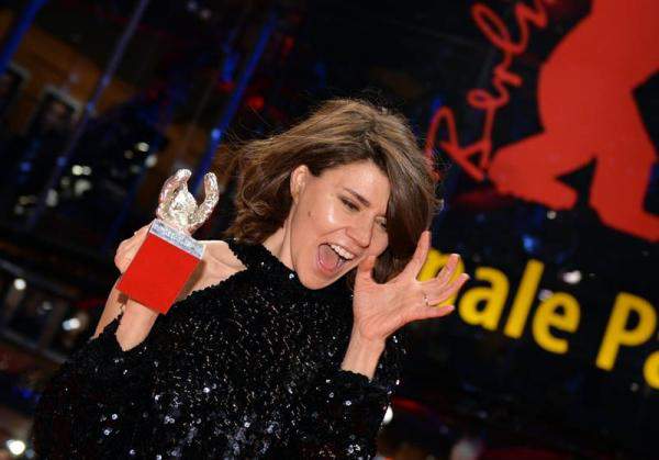 Polish director and screenwriter Malgorzata Szumowska with her Silver Bear Grand Jury Prize for the movie 'Mug' (Twarz) poses at a press conference of the Closing and Awards Ceremony of the 68th annual Berlin International Film Festival (Berlinale), in Berlin, Germany, 24 February 2018. The Berlinale runs from 15 to 25 February. (Cine, Alemania) Foto EFE