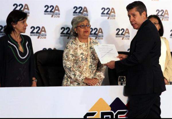 Opositor Henry Falcón formaliza su candidatura para las presidenciales venezolanas Foto: EFE