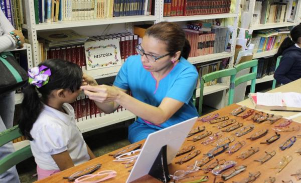 niños de escuelas municipales hatillanas reciben evaluacion oftalmologica