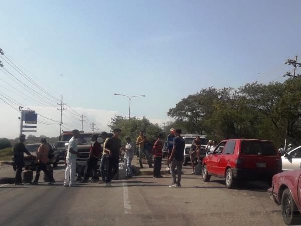 En la vía a Duaca, Barquisimeto, el tránsito estuvo paralizado por más de una hora / Foto: Lara Ahora