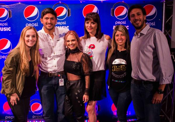 Maleh junto al equipo de Pepsi/ Foto: Cortesía