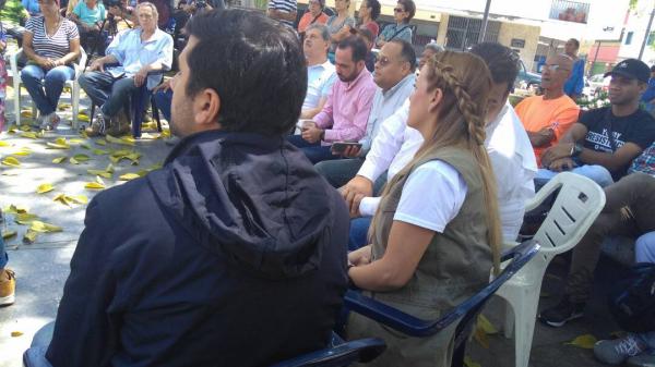 La activista de derechos humanos escuchó los planteamientos de los vecinos de Chacao y representantes del Movimiento Estudiantil / Foto: Efecto Cocuyo