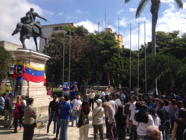 Profesores, trabajadores y estudiantes de la ULA retomaron espacios de la Plaza Bolívar de Mérida / FOTO: Jesús Quintero Quiroz