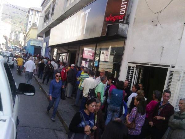 En todos los bancos de Mérida se reportaron colas de centenares de adultos mayor a la espera del pago de la pensión / Foto: Jesús Quintero Quiroz