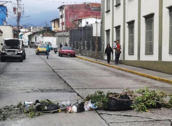Con ramas y palos vecinos del sector Milla, al este de la Ciudad de Mérida, trancaron la vía para exigir gas y alimentos / Foto: Leonardo León 