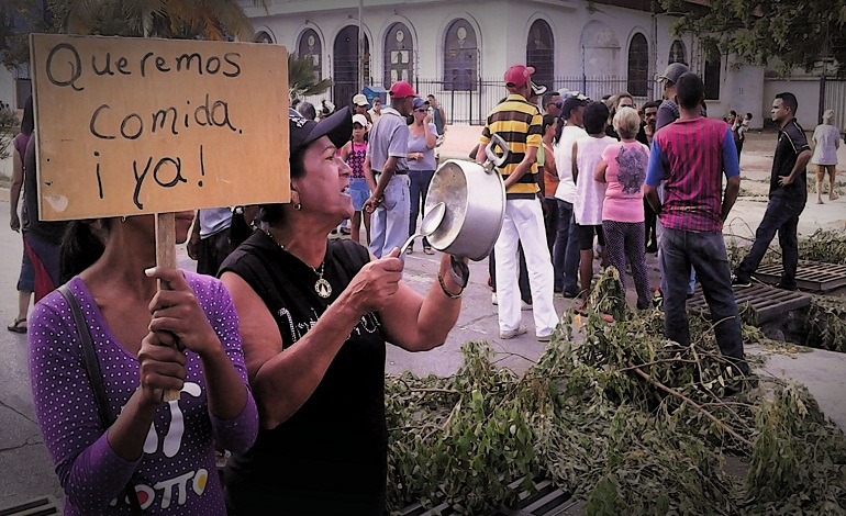 protesta de venezolanos por tardanza en entrega de bolsas clap