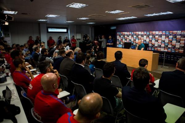 La sala de prensa de la ciudad deportiva Joan Gamper estaba repleta ante las declaraciones que diera el capitán del Barcelona, Andrés Iniesta/ Foto: EFE