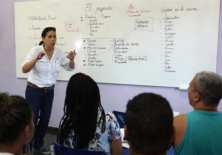 Una refugiada venezolana enseÃ±a espaÃ±ol en las favelas de RÃ­o