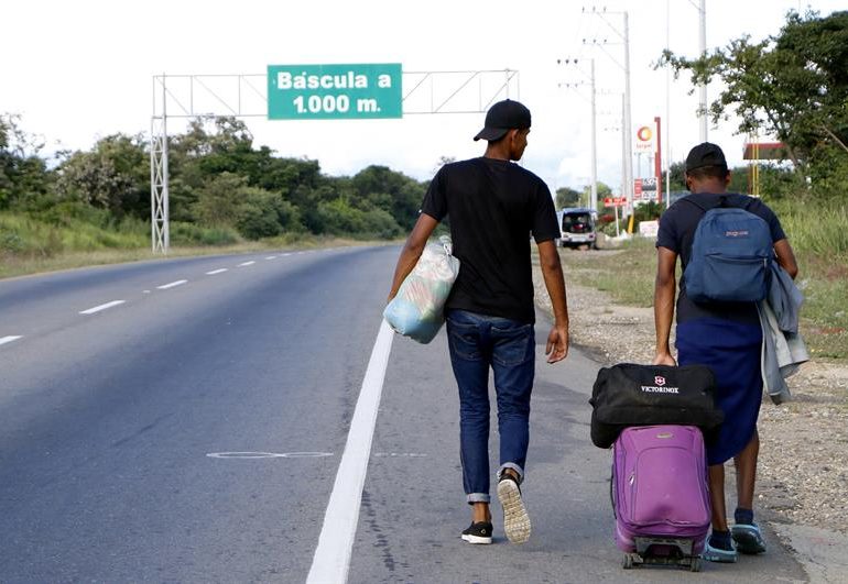 Venezolanos atraviesan carreteras colombianas en busca de trabajo