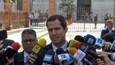Presidente (E) Guaidó declara a los medios. A su lado, Edward Rodríguez. Foto: Lisandro Casaña