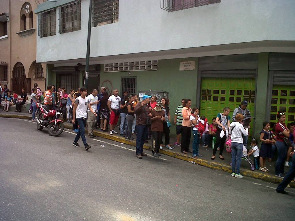 Colas en Caracas para comprar pañales