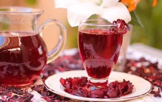 Al té de Flor de Jamaica se le atribuyen propiedades adelgazantes