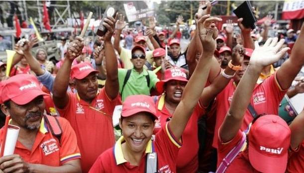 Un grupo de movimientos chavistas convocaron a una manifestación llamada "Los de Chávez a la calle" el día de la instalación de nuevo Parlamento