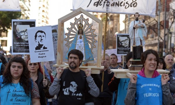 Un grupo de sindicalistas, estudiantes y público en general protestó en contra de las políticas económicas de Argentina durante el día de San Cayetano/ Foto: AFP