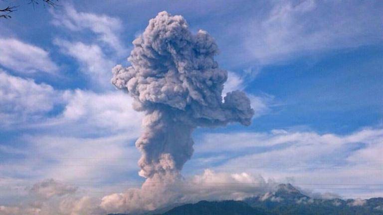 Cierran dos aeropuertos en Colombia por ceniza volcánica