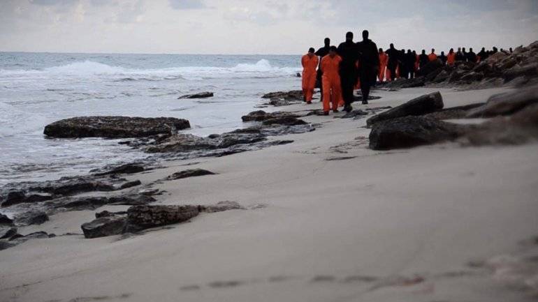 ISIS publicó un video en el que muestra el asesinato de 21 cristianos